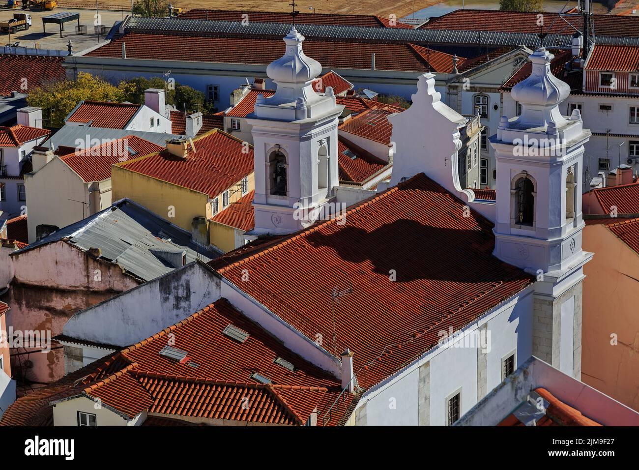 Igreja de Santo Estevao à Lisbonne et les toits de maisons Banque D'Images