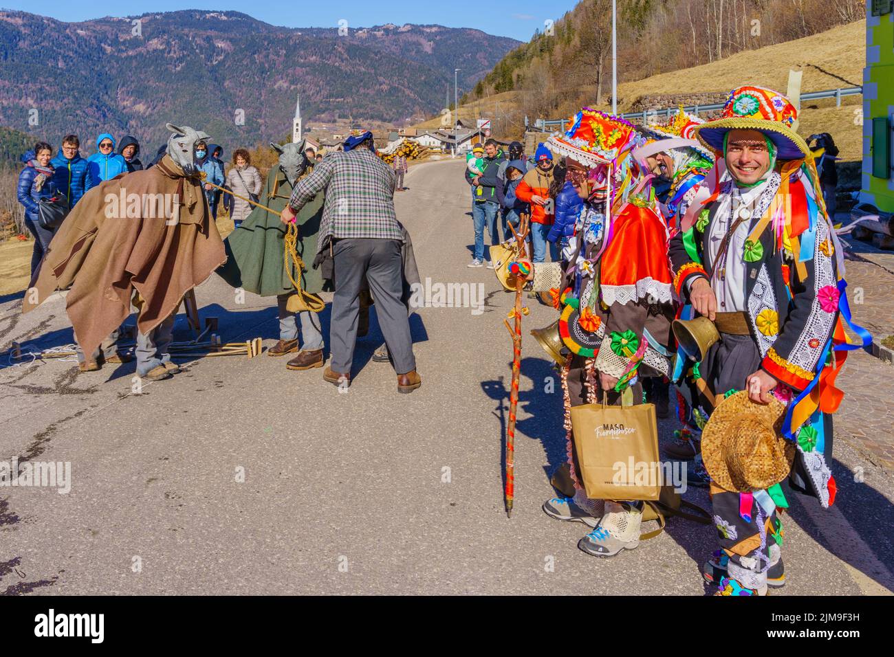 Valfloriana, Italie - 26 février 2022 : participant au Carnaval réadoptant des événements locaux, dans le carnaval de Valfloriana, Trentin, Italie du Nord Banque D'Images