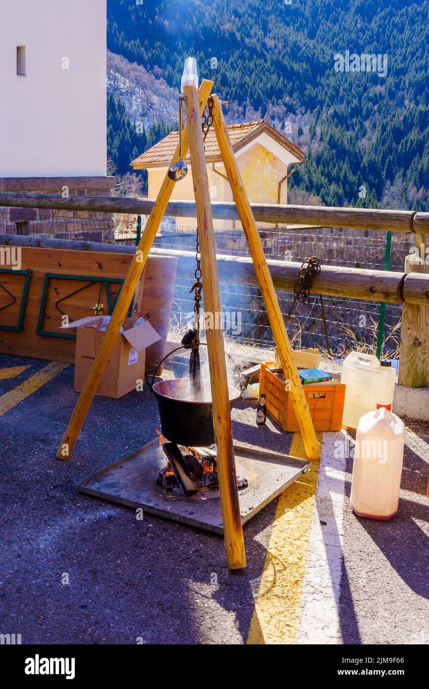 Valfloriana, Italie - 26 février 2022: Préparation de vin chaud, dans le carnaval de Valfloriana, Trentin, Italie du Nord Banque D'Images