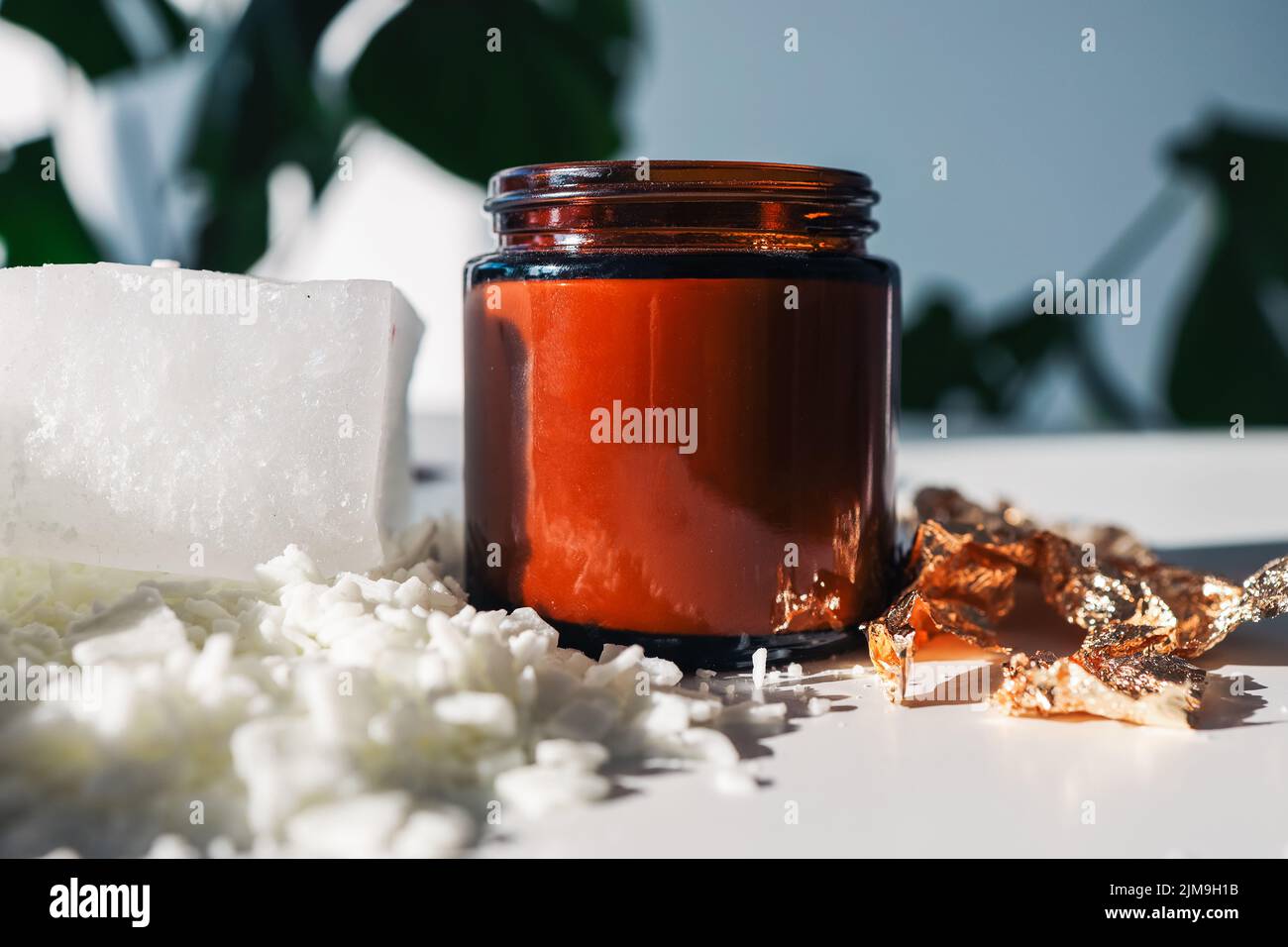 Bougies de cire de soja faites à la main, écologiques et végétaliennes, avec mèche en bois. Conteneur orange et opaque. Maquette, espace pour le texte Banque D'Images