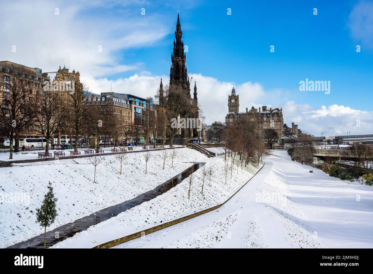 Vue sur East Princes Street Gardens avec une couverture de neige jusqu'au monument Scott, avec le Balmoral Hotel Beyond, à Édimbourg, Écosse, Royaume-Uni Banque D'Images