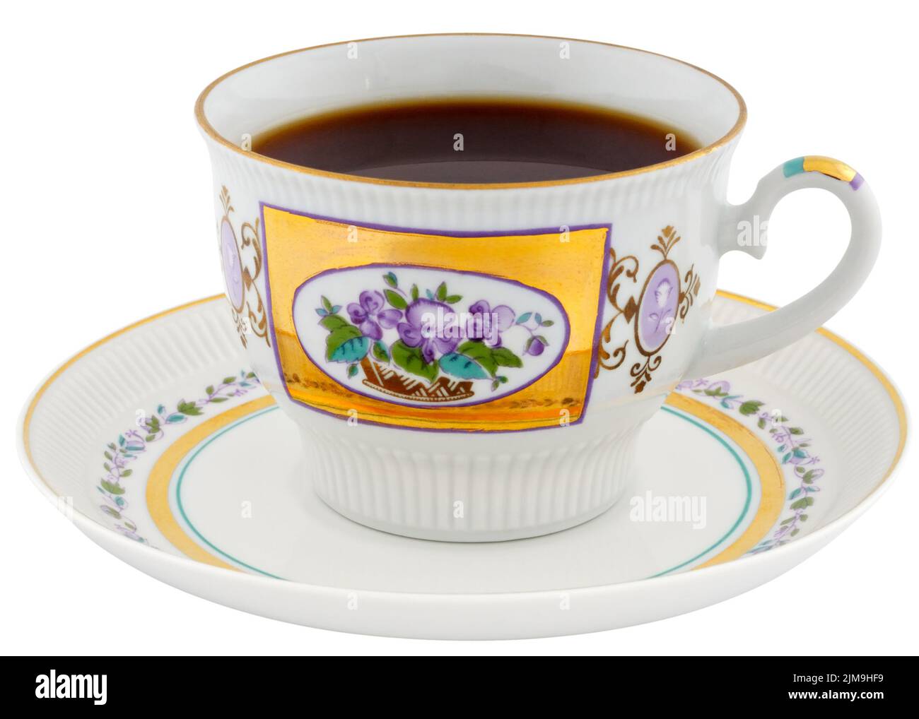 Tasse de thé et soucoupe en porcelaine isolée sur blanc Banque D'Images