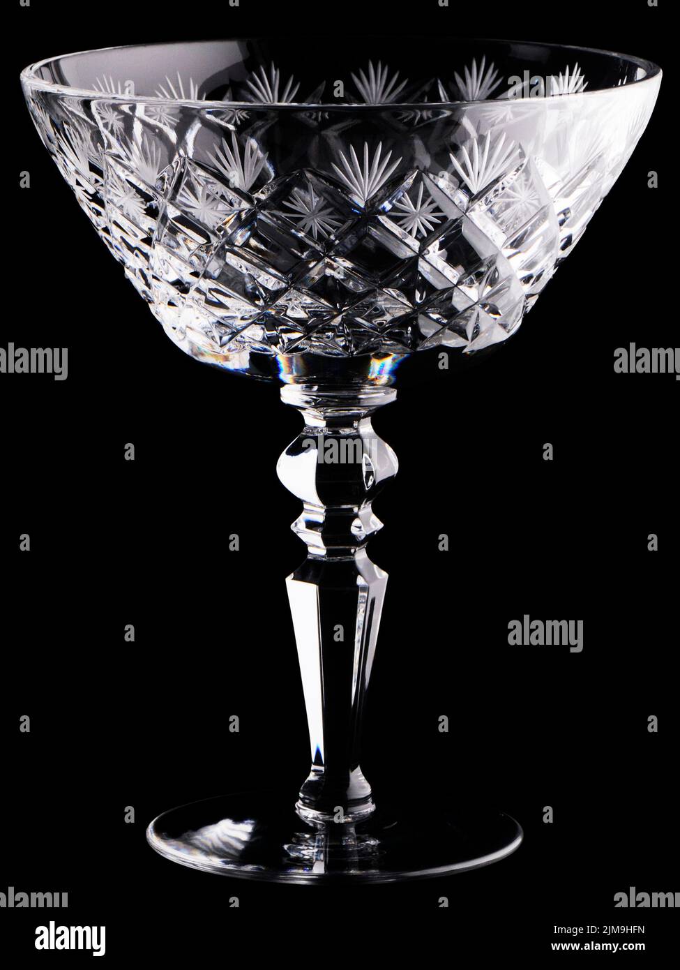 Vider le bol décoratif en verre découpé isolé sur le noir Banque D'Images
