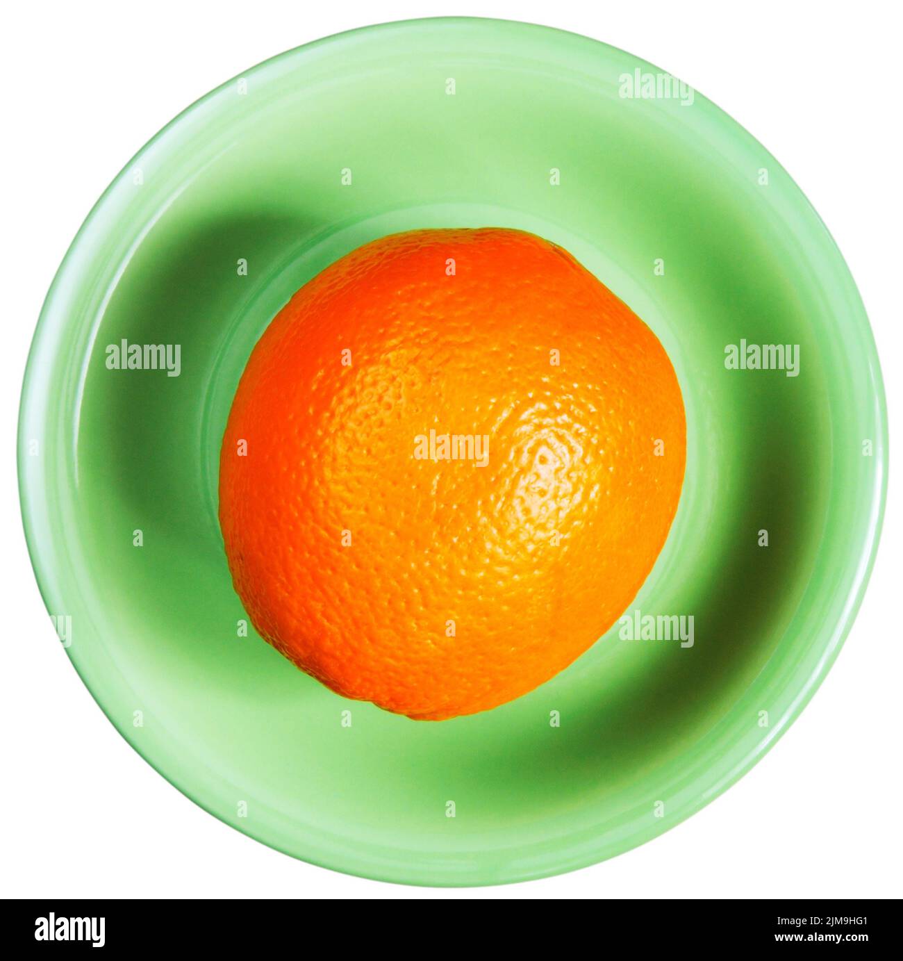 Orange mûr sur la plaque verte au-dessus de la vue isolée sur blanc Photo  Stock - Alamy