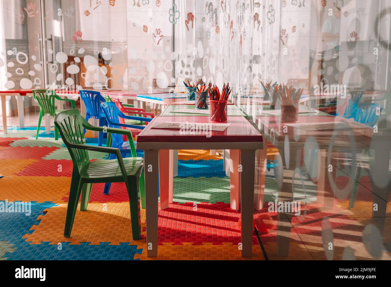 Chaises, table et jouets. Intérieur de la maternelle. Salle de jeux pour enfants. Banque D'Images