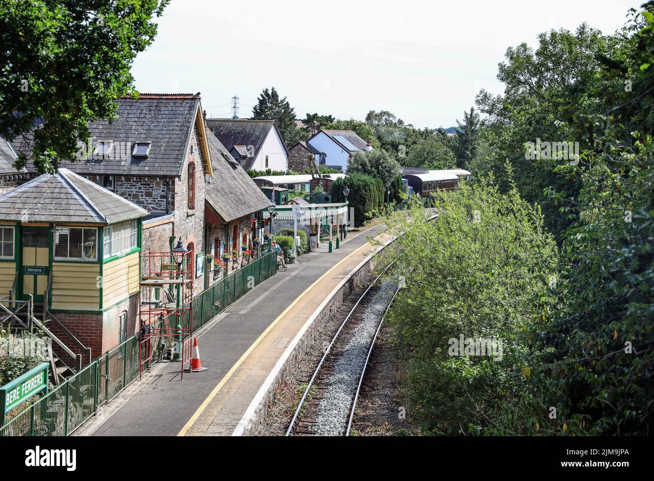 Gare de Bere Ferrers sur la pittoresque ligne de branchement de Tamar Valley. Un petit musée de chemin de fer se trouve à côté de la gare. Après avoir quitté Plymouth le l Banque D'Images