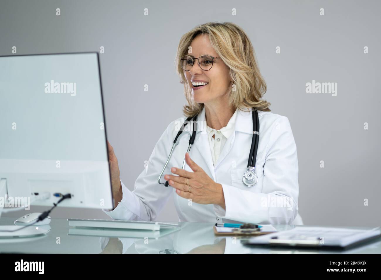 Appel de vidéoconférence avec un médecin sur un ordinateur de bureau Banque D'Images