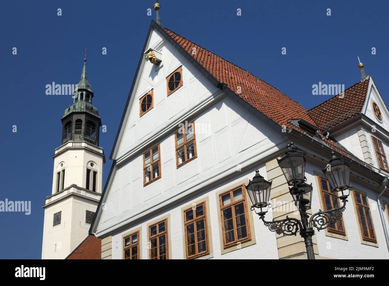 Celle - ancien hôtel de ville et clocher de l'église de la ville de Saint-Marien Banque D'Images