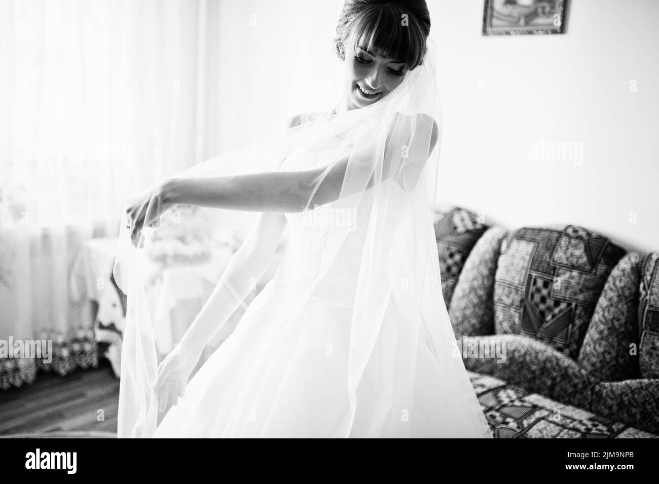 Close up noir et blanc portrait de jeune mariée avec voile Banque D'Images