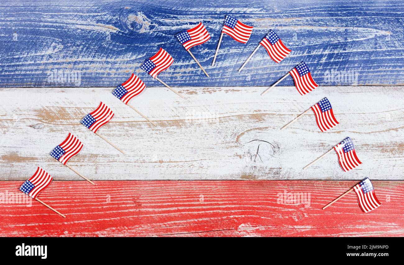 Petits drapeaux des États-Unis en formation d'arche sur des panneaux rustiques avec des couleurs nationales Banque D'Images