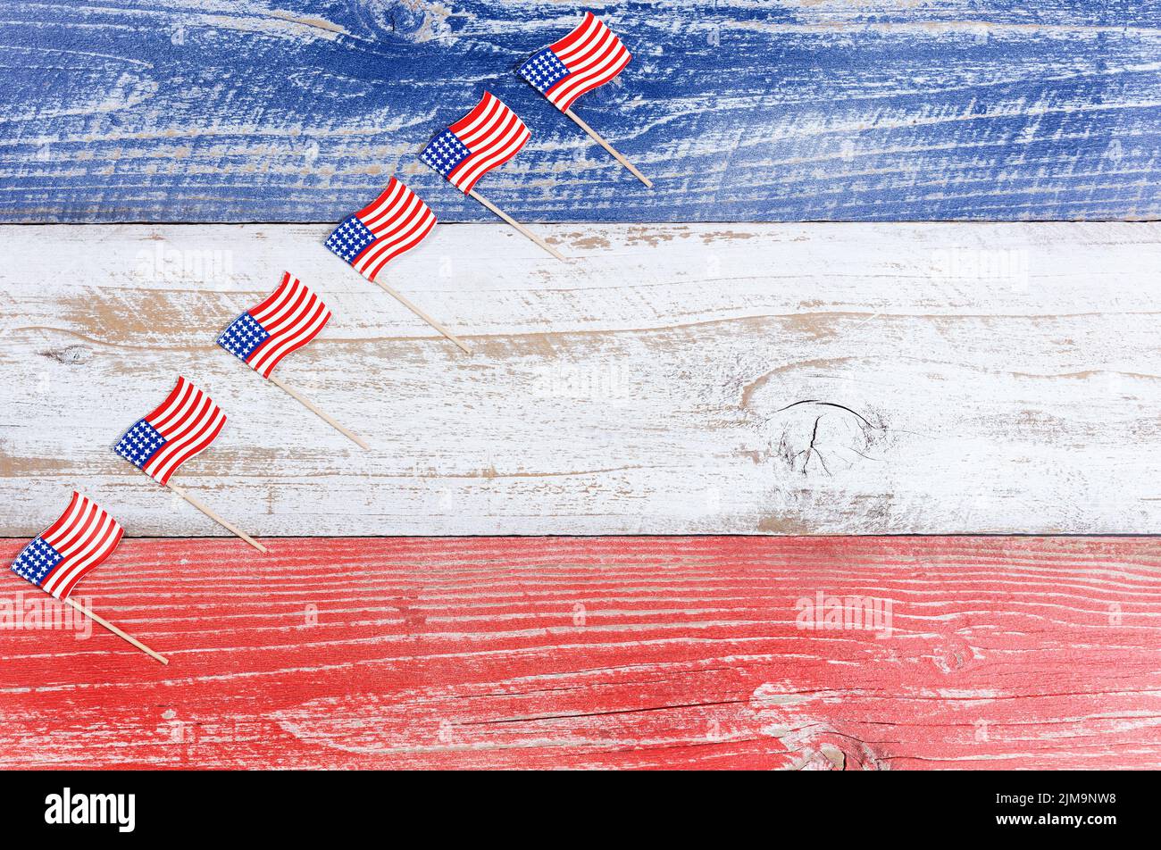 Petits drapeaux des États-Unis en formation montante sur des panneaux rustiques avec des couleurs nationales Banque D'Images