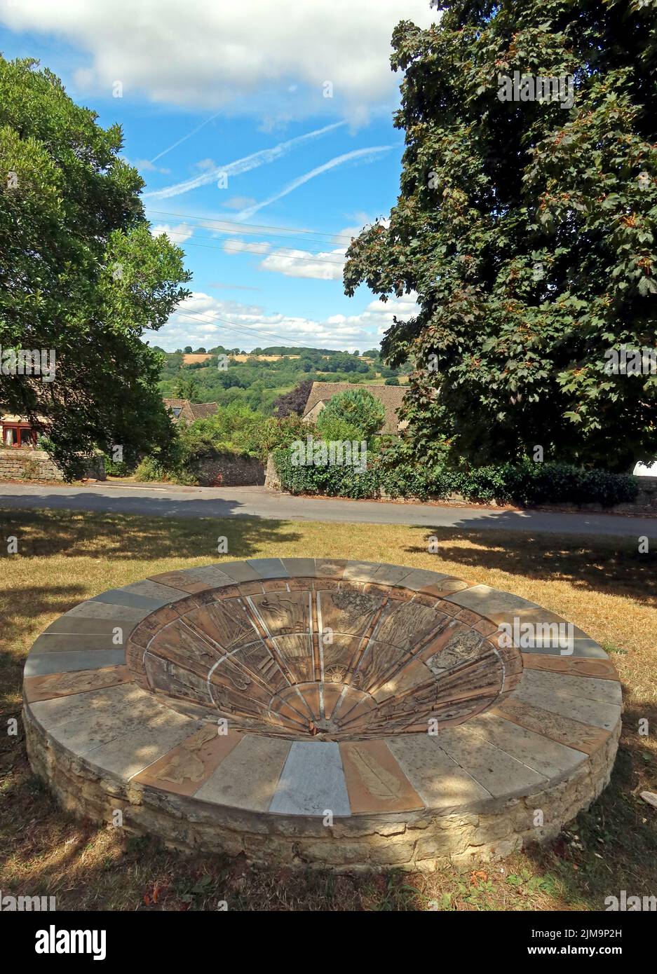 Mémorial du millénaire, route du Dr Crouch, Eastcombe, près de Stroud , Gloucestershire, ANGLETERRE, ROYAUME-UNI, GL6 7EA Banque D'Images