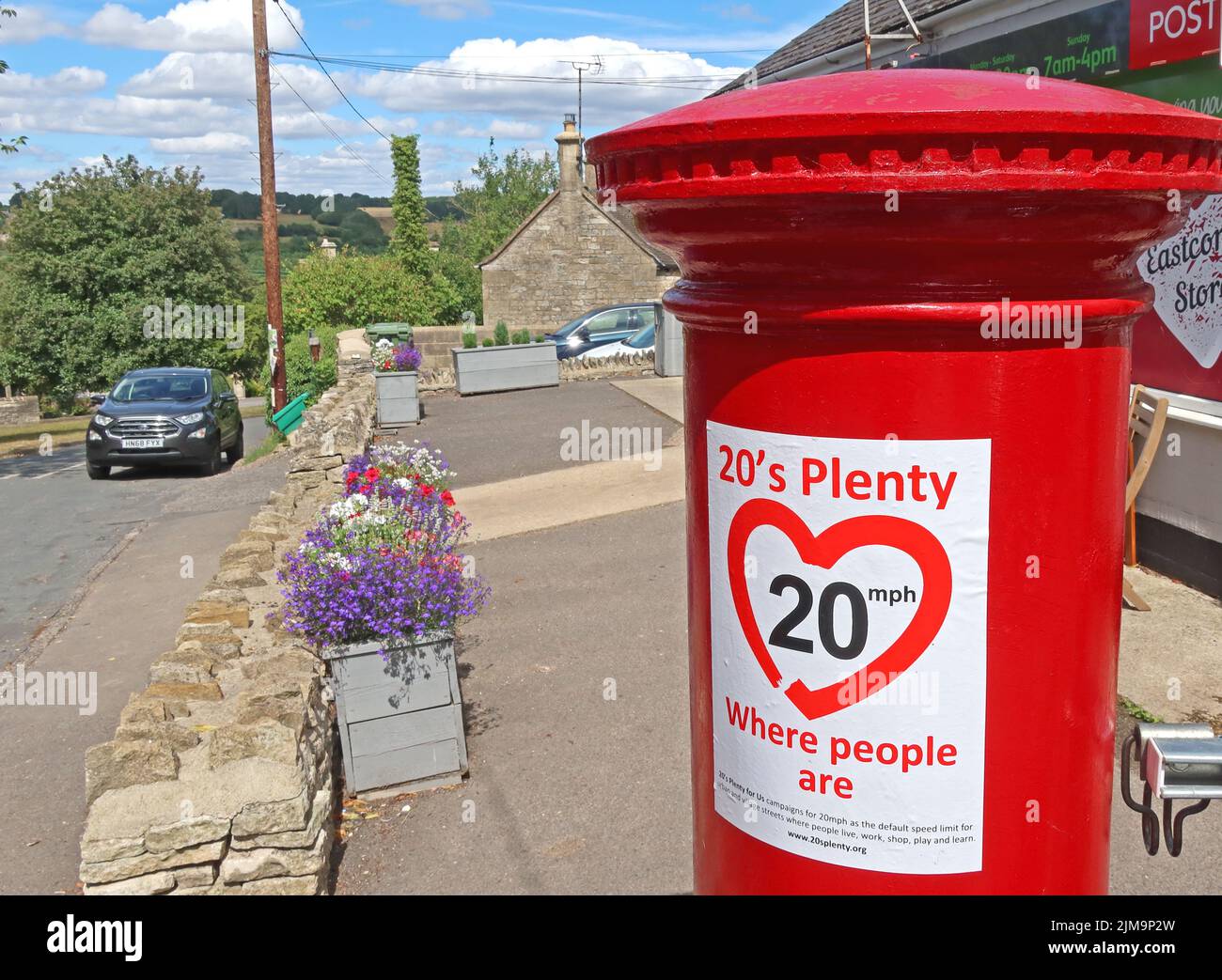 20s beaucoup, où les gens sont, ralentir, signe, sur la boîte postale, Eastcombe village, Stroud, Gloucestershire, Angleterre, Royaume-Uni, GL6 7EB Banque D'Images