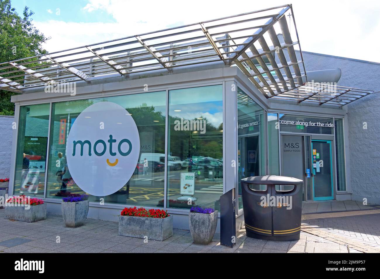 Zone de la station-service sur la M6 Nord à Stafford, montrant le nouveau logo moto 2022 Banque D'Images