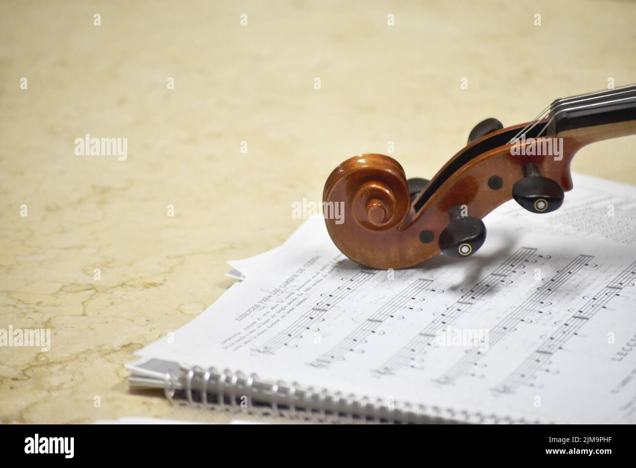 violon sur partitions et table Banque D'Images