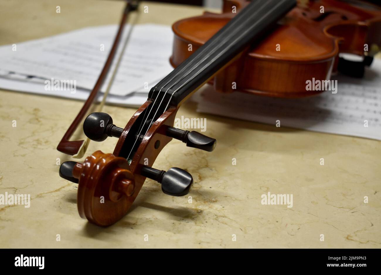 violon sur partitions et table Banque D'Images