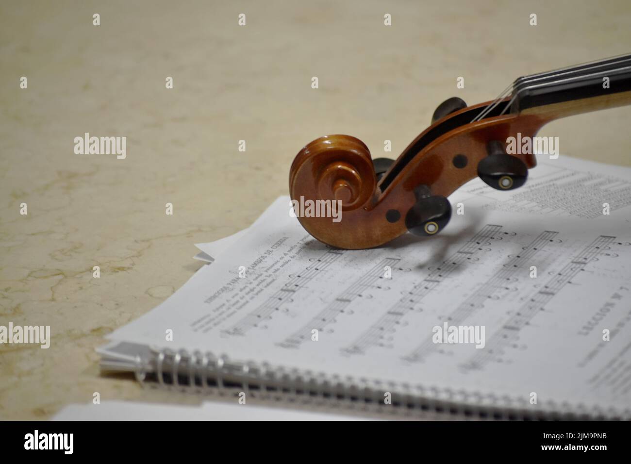 violon sur partitions et table Banque D'Images