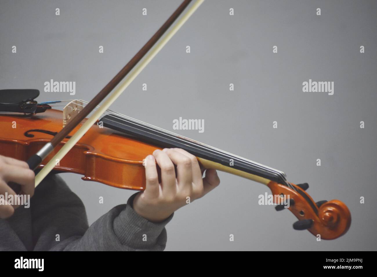 mains d'une fille jouant un violon Banque D'Images