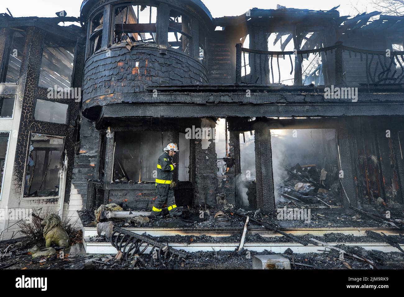 Un chef des pompiers de Hampton est examine les restes d'un incendie de maison au 56, promenade Hedges Banks, sur 1 janvier 2015 Banque D'Images