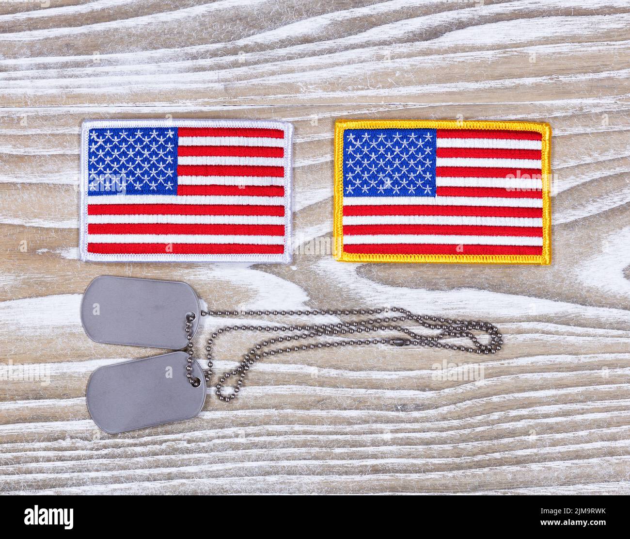 Petits drapeaux américains et étiquettes d'identification militaires sur bois blanc rustique Banque D'Images