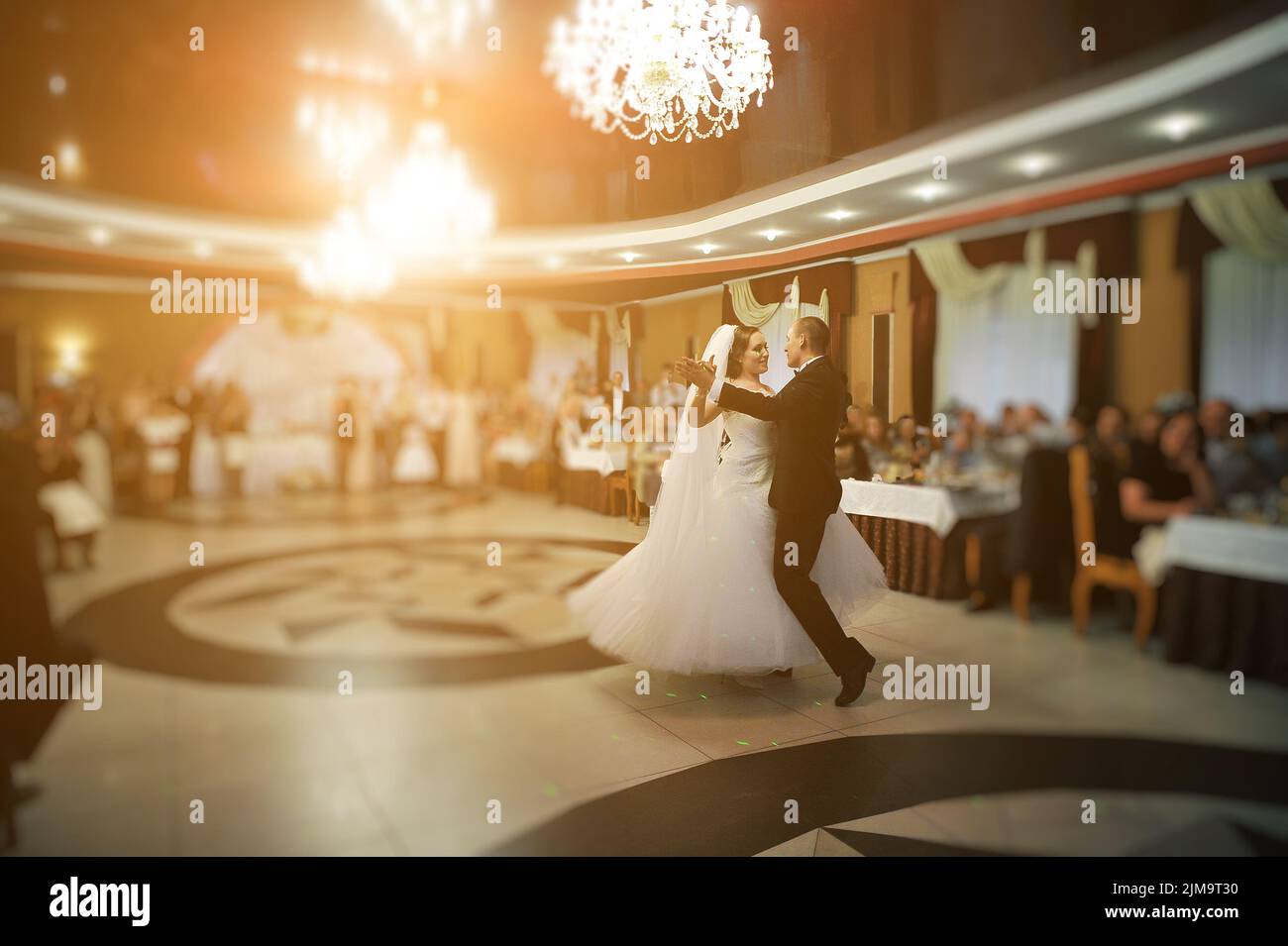 Tout d'abord étonnant de danse de mariage wedding couple élégant restaurant de luxe à Banque D'Images