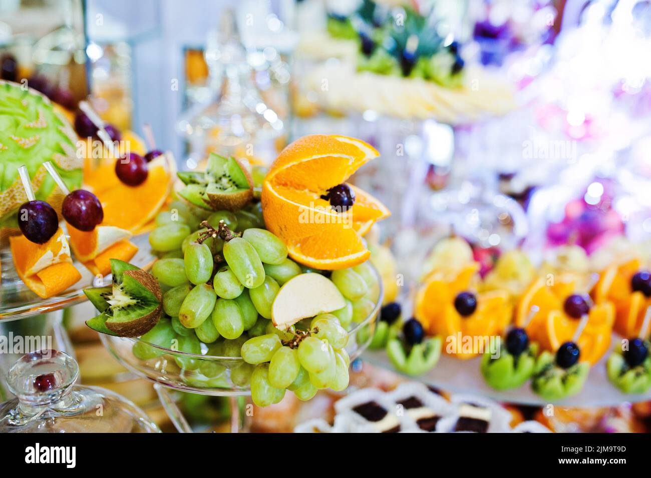 Table de réception de mariage élégance avec de la nourriture et le décor. Raisin blanc, orange et autres fruits Banque D'Images