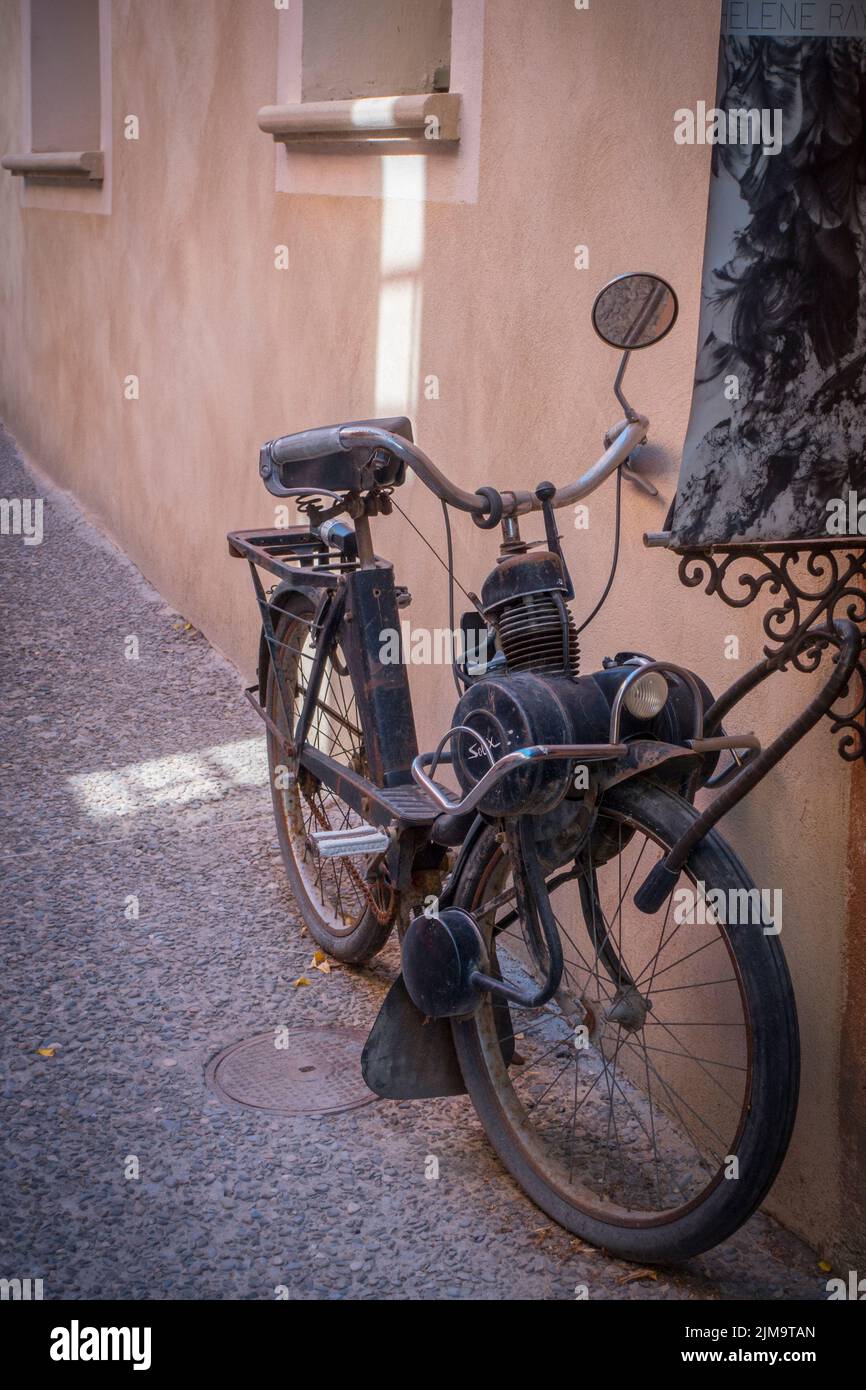 Bicycle with an engine Banque de photographies et d'images à haute  résolution - Alamy