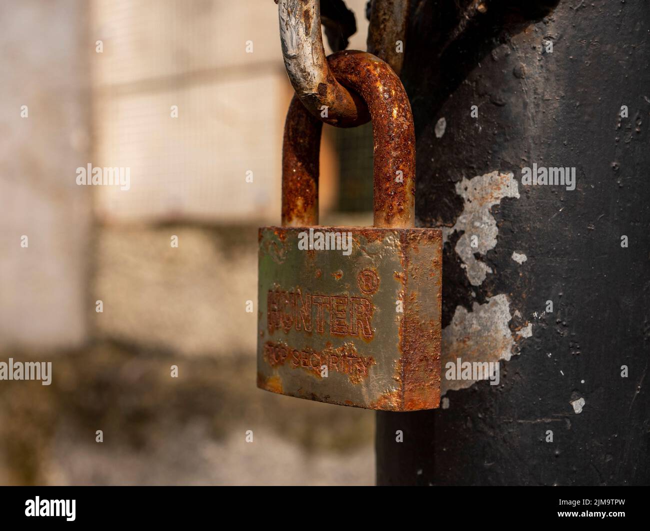 Djakarta, Indonésie-04 mai 2022: L'écluse d'amour rouillée est suspendue au poste de porte de la maison Banque D'Images