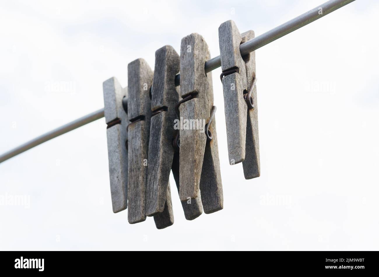 Vieux tenon en bois accroché à la corde Banque D'Images
