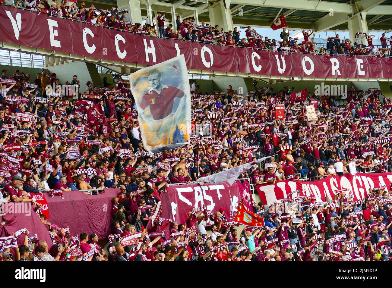 Les fans de l'équipe de football Torino FC applaudissent et soutiennent les joueurs avant le match Banque D'Images