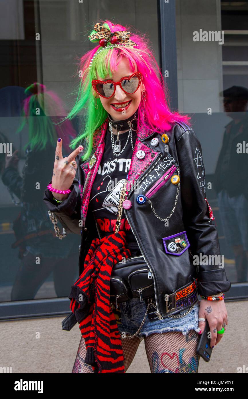 Punk Rocker féminine à Blackpool, Royaume-Uni. Août 2022. Punk sous-culture, idéologies, mode, avec coiffures et coloriage Mohican au festival Punk Rebellion aux jardins d'hiver. Une protestation contre les attitudes et les comportements conventionnels, un choc des cultures anti-establishment, des mohawks, des épingles de sécurité et une charge d'attitude à la ville de bord de mer tandis que les punks participant au festival annuel de musique rock Rebellion aux jardins d'hiver se côtoient avec les vacanciers traditionnels. Banque D'Images
