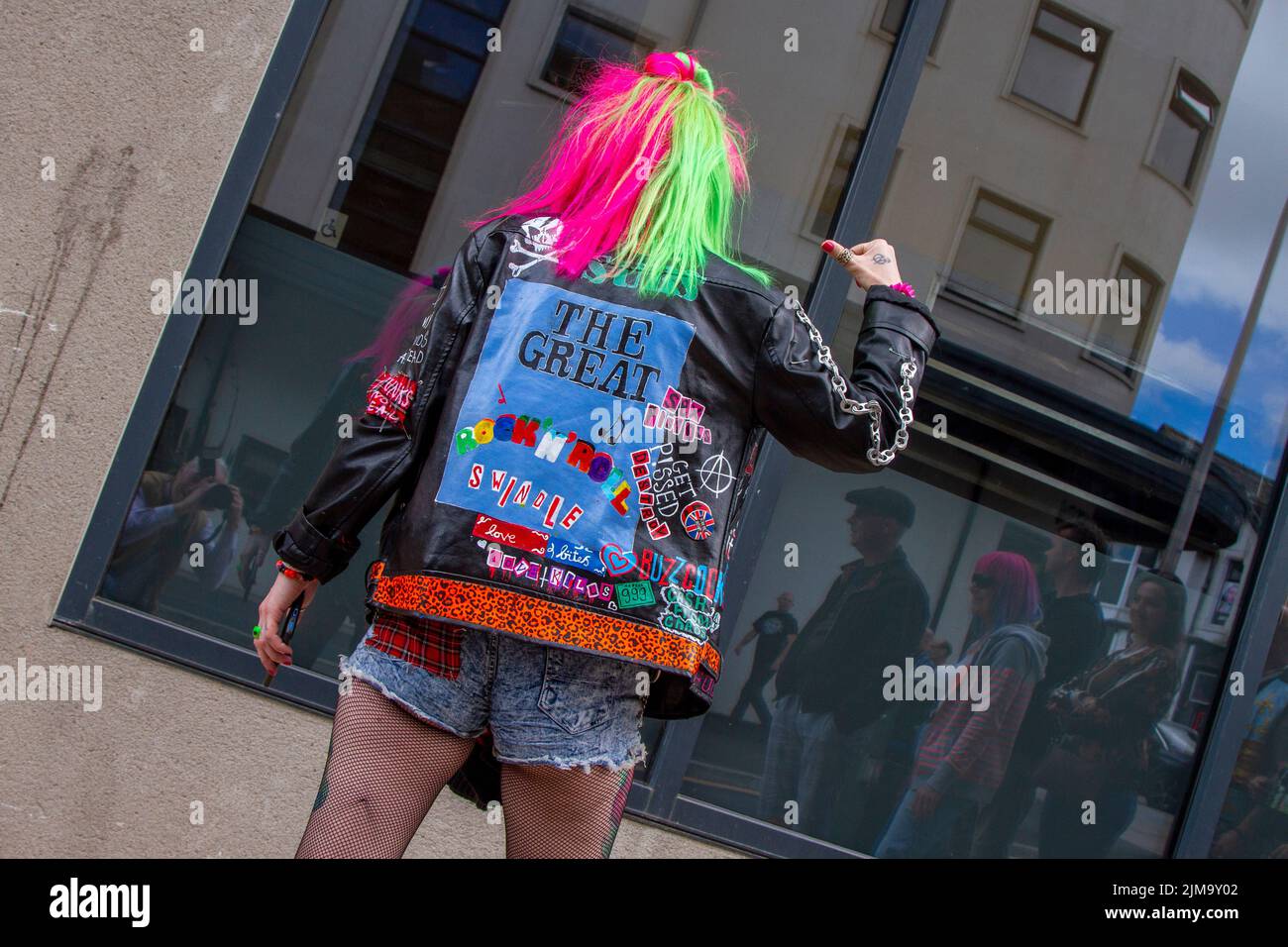 Punk Rocker féminine à Blackpool, Royaume-Uni. Août 2022. Punk sous-culture, idéologies, mode, avec coiffures et coloriage Mohican au festival Punk Rebellion aux jardins d'hiver. Une protestation contre les attitudes et les comportements conventionnels, un choc des cultures anti-establishment, des mohawks, des épingles de sécurité et une charge d'attitude à la ville de bord de mer tandis que les punks participant au festival annuel de musique rock Rebellion aux jardins d'hiver se côtoient avec les vacanciers traditionnels. Banque D'Images