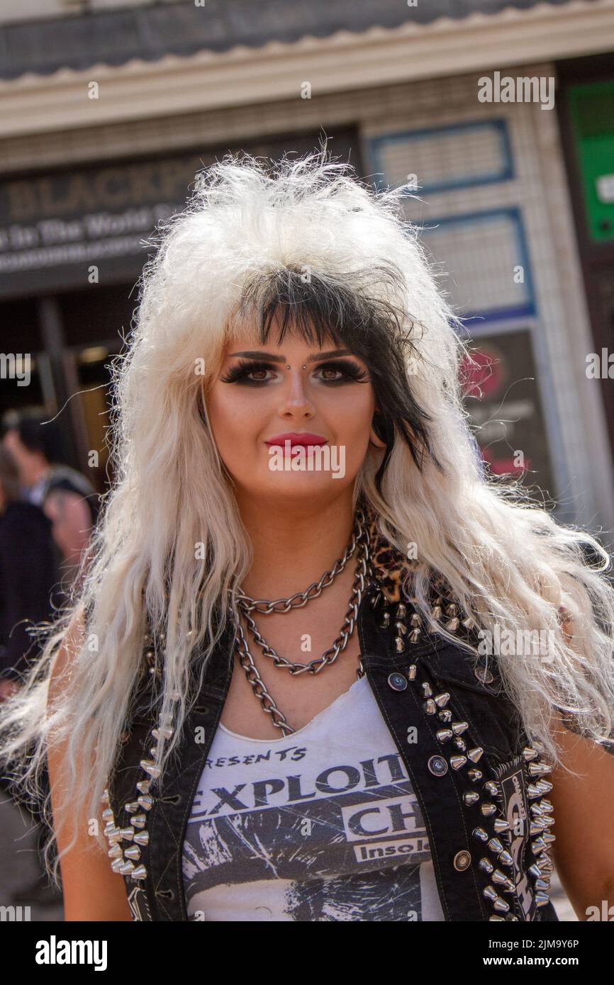 Blackpool, Lancashire, Royaume-Uni. 4th août 2022. La sous-culture punk, les idéologies, la mode, avec des coiffures mohican teints et la coloration au festival Punk Rebellion aux jardins d'hiver. Une protestation contre les attitudes et les comportements conventionnels, un choc des cultures anti-establishment, des mohawks, des épingles de sécurité et une charge d'attitude à la ville de bord de mer tandis que les punks participant au festival annuel de musique rock Rebellion aux jardins d'hiver se côtoient avec les vacanciers traditionnels. Banque D'Images