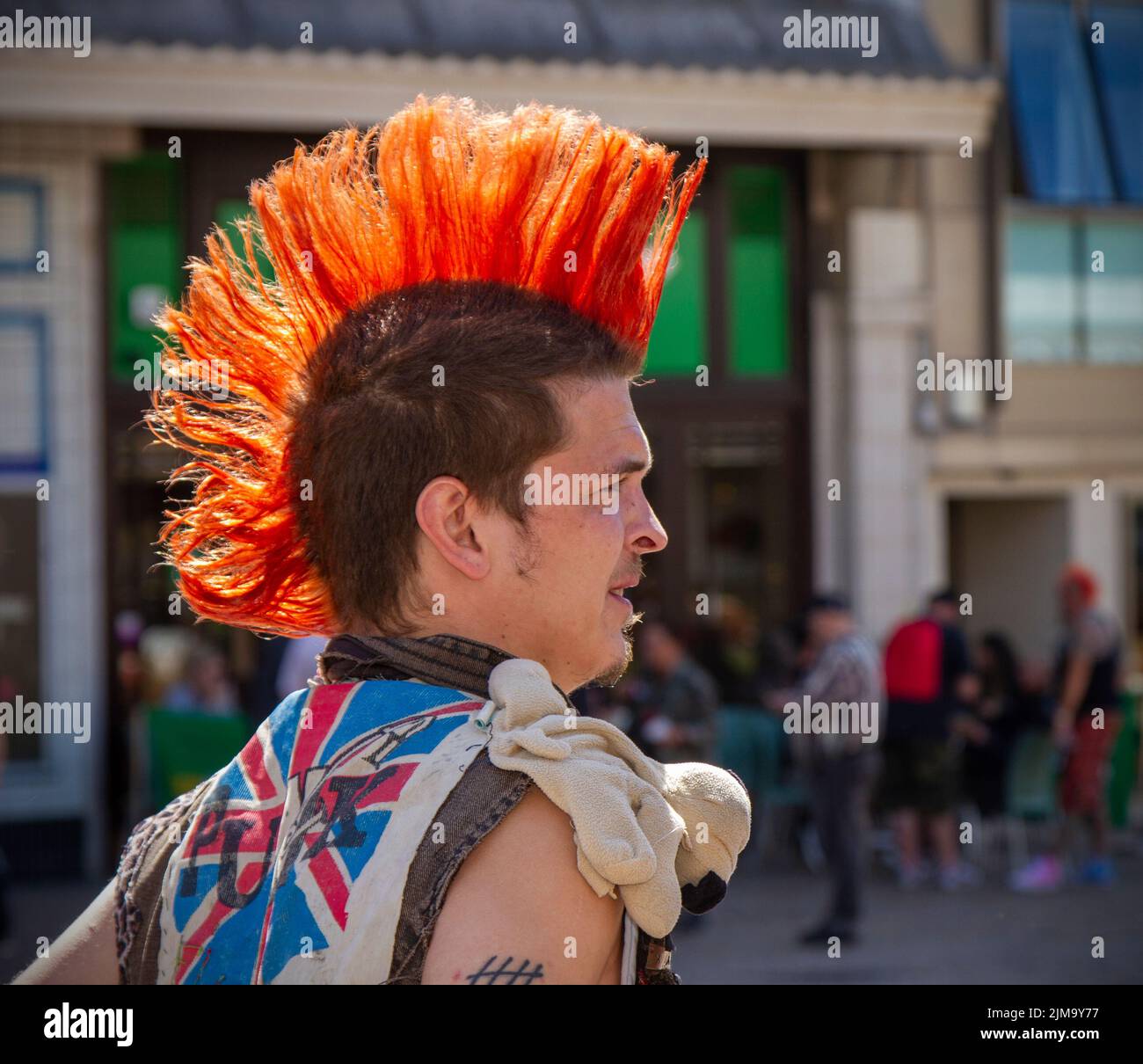 Blackpool, Lancashire, Royaume-Uni. 4th août 2022. La sous-culture punk, les idéologies, la mode, avec des coiffures mohican teints et la coloration au festival Punk Rebellion aux jardins d'hiver. Une protestation contre les attitudes et les comportements conventionnels, un choc des cultures anti-establishment, des mohawks, des épingles de sécurité et une charge d'attitude à la ville de bord de mer tandis que les punks participant au festival annuel de musique rock Rebellion aux jardins d'hiver se côtoient avec les vacanciers traditionnels. Banque D'Images