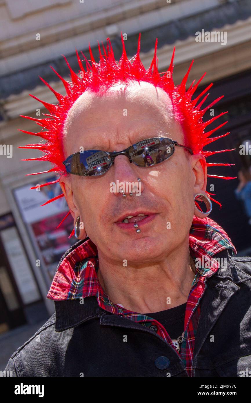 Blackpool, Lancashire, Royaume-Uni. 4th août 2022. La sous-culture punk, les idéologies, la mode, avec des coiffures mohican teints et la coloration au festival Punk Rebellion aux jardins d'hiver. Une protestation contre les attitudes et les comportements conventionnels, un choc des cultures anti-establishment, des mohawks, des épingles de sécurité et une charge d'attitude à la ville de bord de mer tandis que les punks participant au festival annuel de musique rock Rebellion aux jardins d'hiver se côtoient avec les vacanciers traditionnels. Banque D'Images