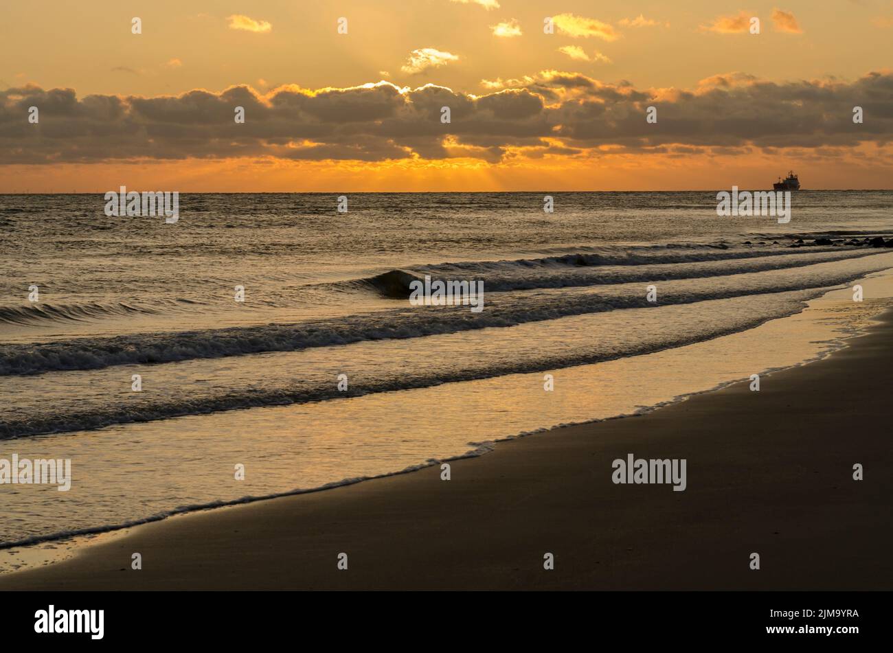 Navire de mer près de la côte au coucher du soleil Banque D'Images