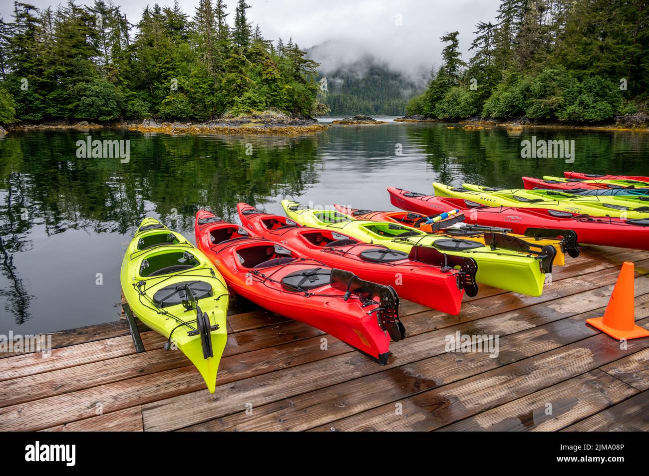 Sitka, Alaska - 26 juillet 2022 - vue sur l'aventure les kayaks de Sitka à la base des îles de Siginaka. Banque D'Images