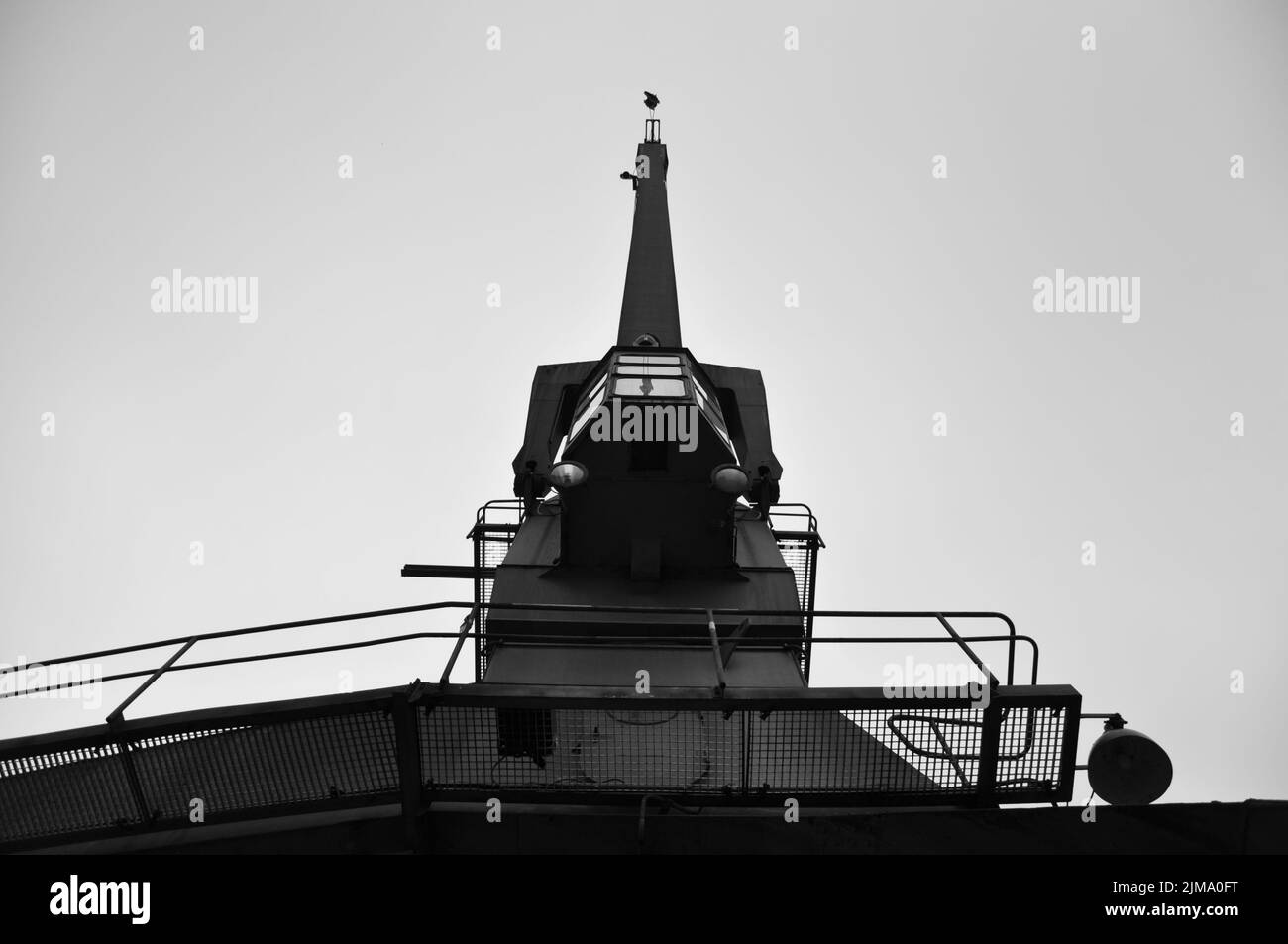 Photo à bas angle en niveaux de gris d'une ancienne grue de fret dans le Media Harbour à Düsseldorf, en Allemagne. Banque D'Images