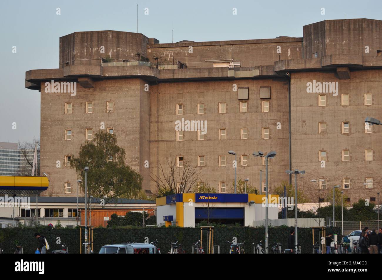 Les hauts bunkers, anciens tours de valaque, avec terrasse sur le toit à Hambourg, Allemagne. Banque D'Images