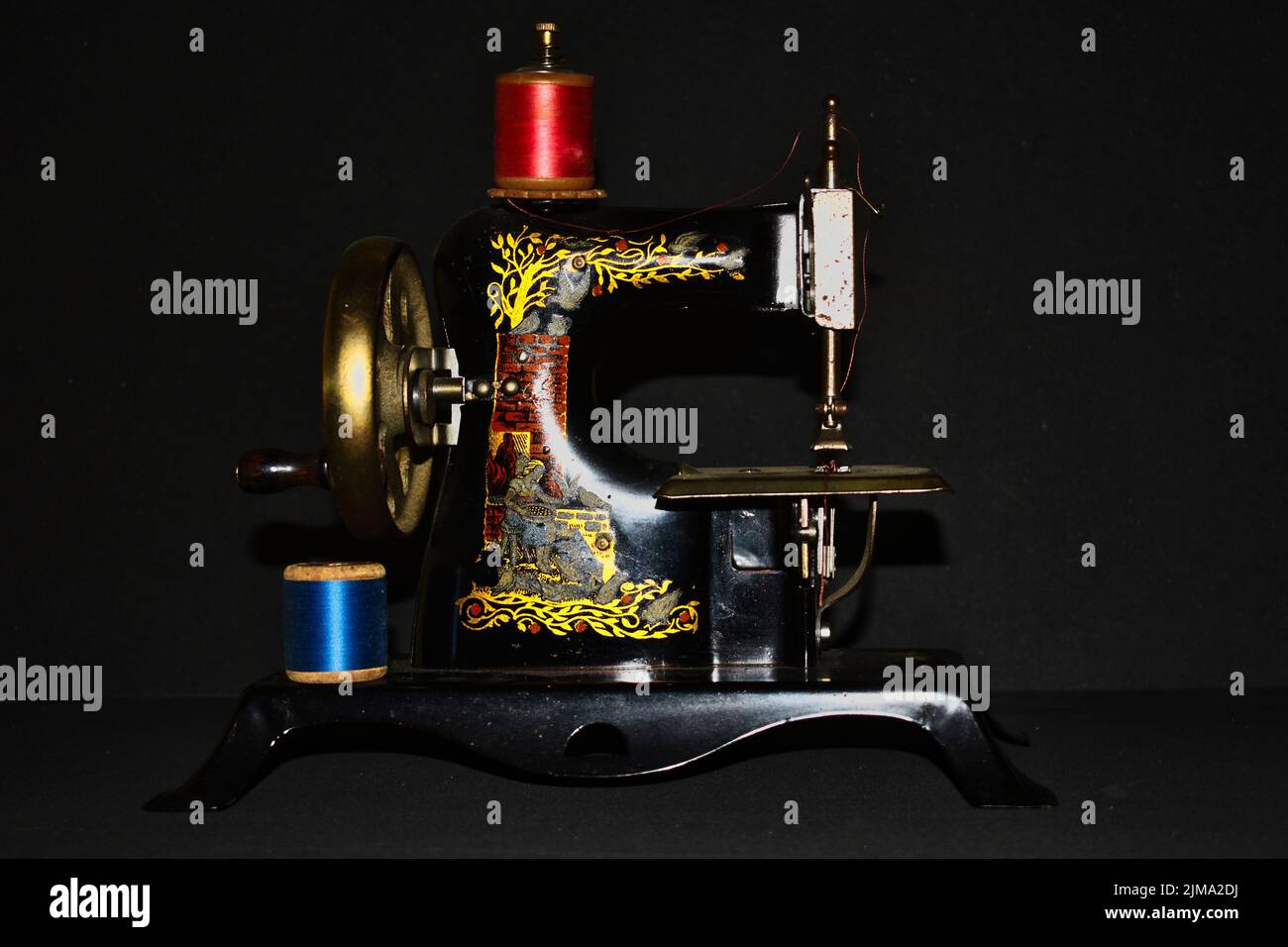 Gros plan d'une machine à coudre vintage isolée d'un fond noir Banque D'Images
