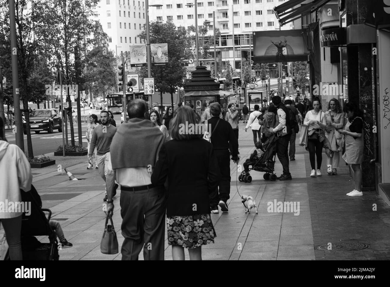 Quelques personnes marchant dans le centre de Madrid, Espagne Banque D'Images