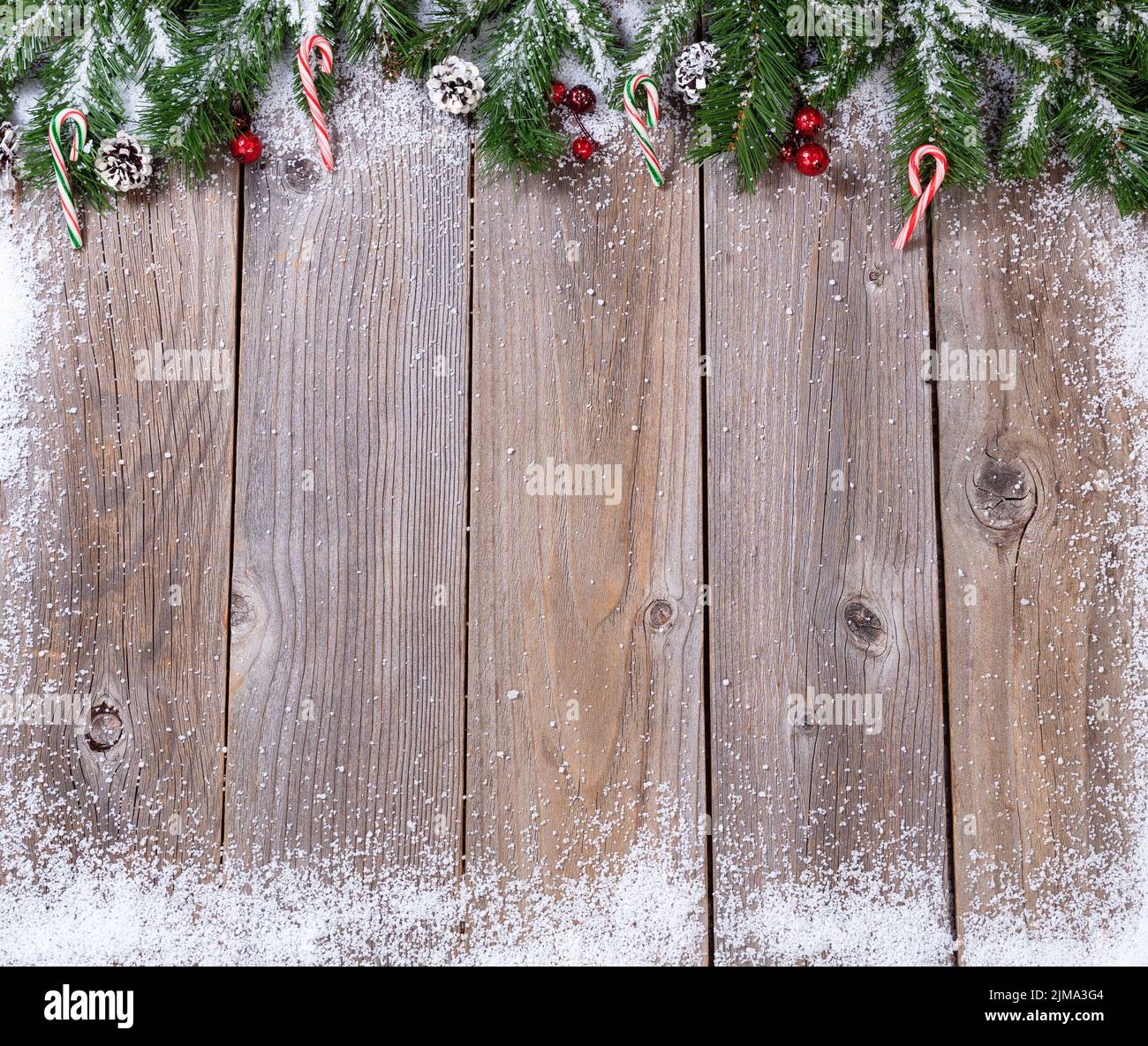 Bois rustiques avec branches de sapin enneigées pour le concept de Noël Banque D'Images