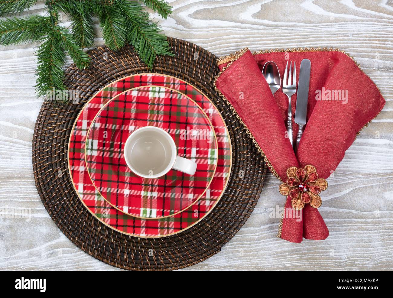 Décor pour le dîner de Noël avec décorations sur bois blanc vieilli Banque D'Images