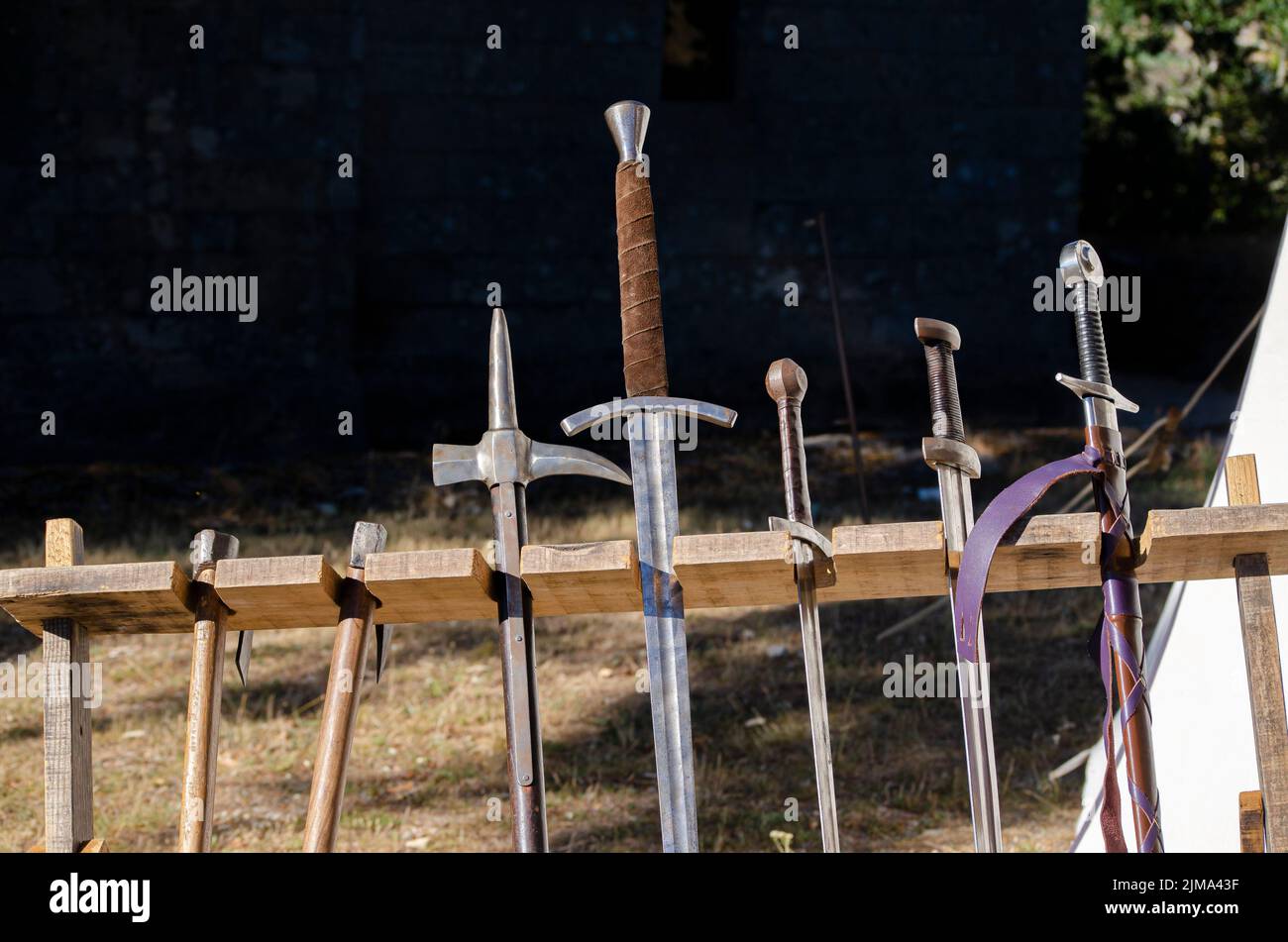Répliques d'épées médiévales pour les reconstitutions historiques Banque D'Images