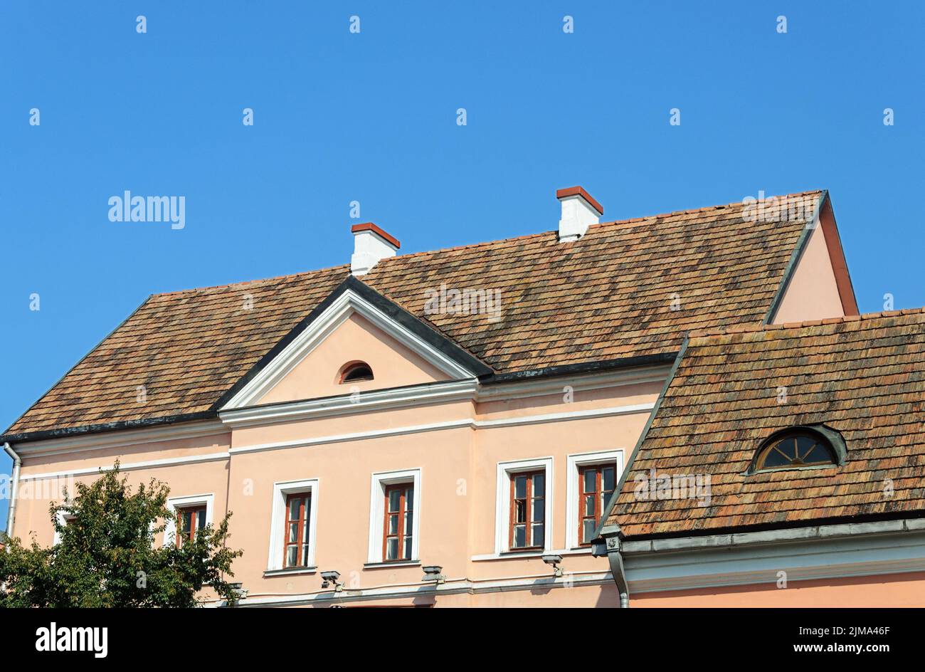 Vieux toits de maisons carrelés dans la banlieue de Trinity, Minsk Banque D'Images