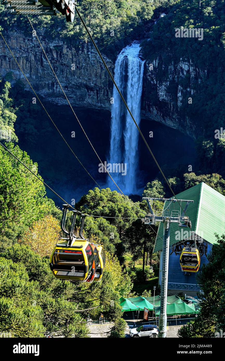 Canela, RS, Brésil - 20 mai 2022: Photo à Bondinhos Aereos, Parques da Serra, vue sur Cascata do Caracol cascade, destination touristique de la Serra G Banque D'Images