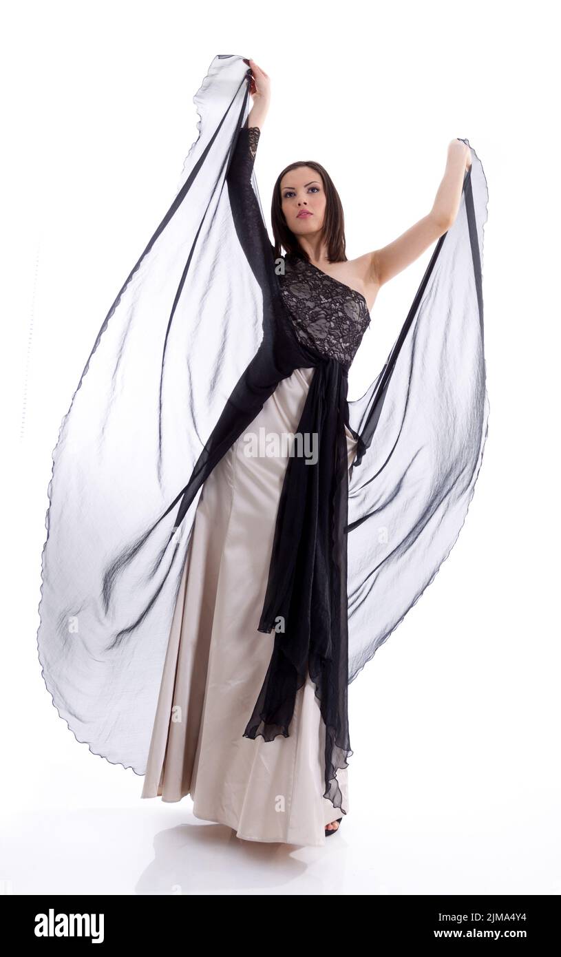 Belle femme model posing en élégante robe en studio Banque D'Images