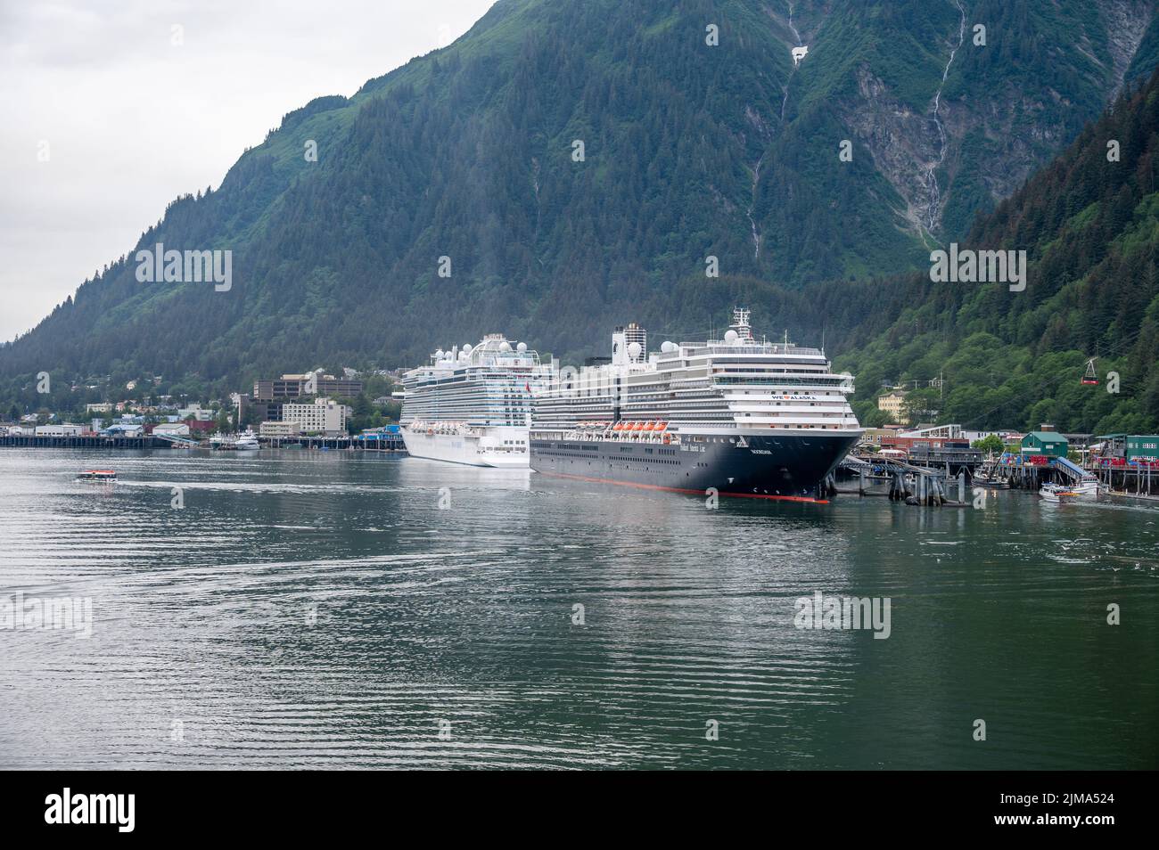 Juneau, Alaska - 27 juillet 2022: La princesse Dicovery et le Noordam au quai de croisière de Juneau. Banque D'Images
