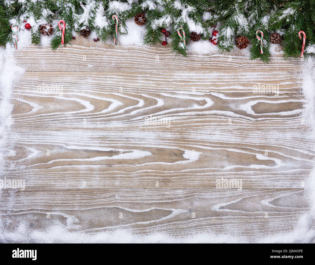 Rustiques bois blanc avec branches de sapin enneigé pour la saison de Noël concept Banque D'Images