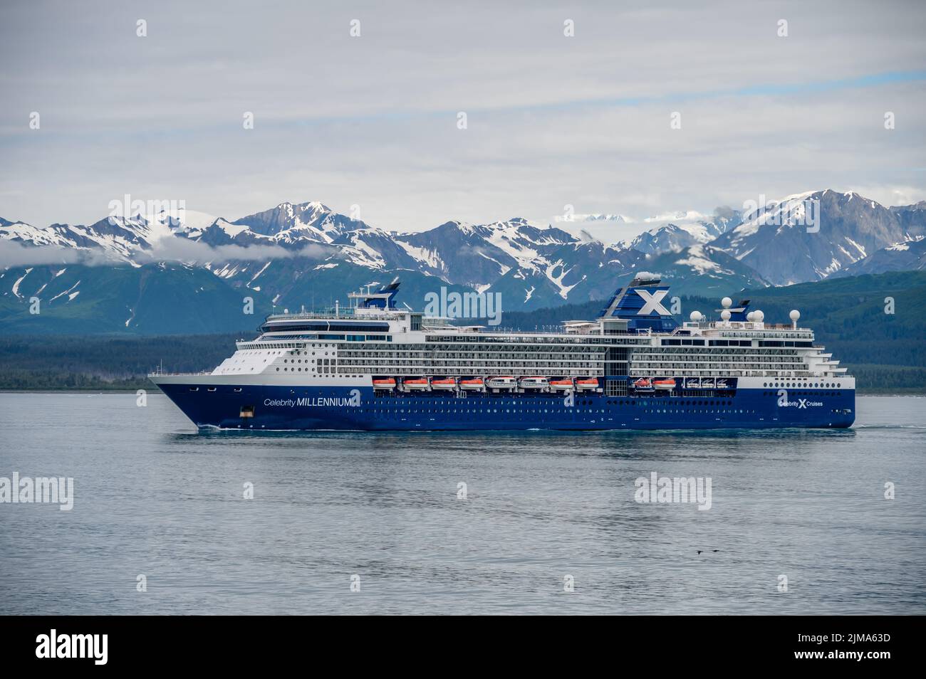 Glacier Hubbard, Alaska - 28 juillet. 2022: Le bateau de croisière Celebrity Millenium naviguant loin du glacier Hubbard dans l'océan Pacifique en Alaska. Banque D'Images